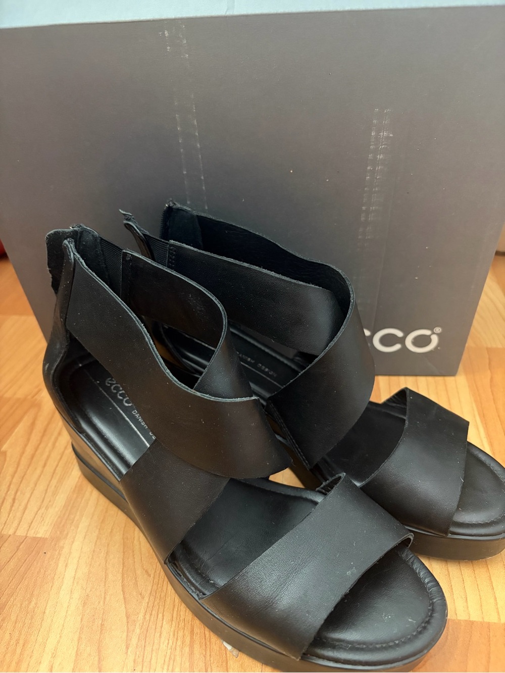 ECCO Black Leather Back-Zip Platform Wedge Sandals size EU 37 US 6 - Picture 5 of 5